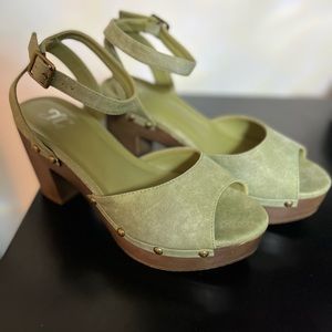 Journee Collection Faux Suede Olive Green Size 9 platform sandals.